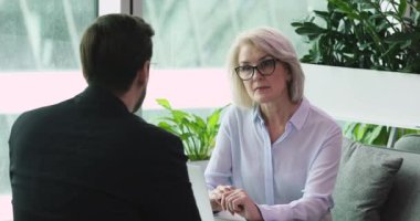 İş görüşmeleri sırasında iş adamı başvurusunu dinleyen ciddi bir iş kadını.
