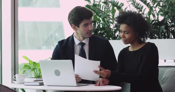 Masculino caucasiano vendedor desgaste terno oferecendo contrato feminino africano cliente — Vídeo de Stock