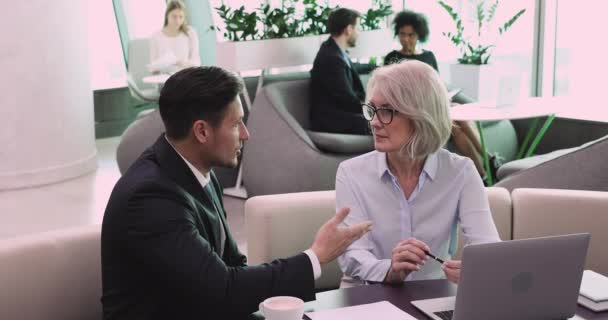 Mayores gerente femenino teniendo conversación de negocios con pareja masculina — Vídeo de stock