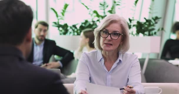 Selbstbewusste reife Geschäftsfrau Rechtsanwältin berät Mandantin über Vertrag — Stockvideo