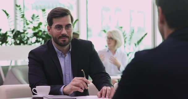 Succesvolle zakenman onderhandelt met partner tijdens formele zakelijke bijeenkomst — Stockvideo