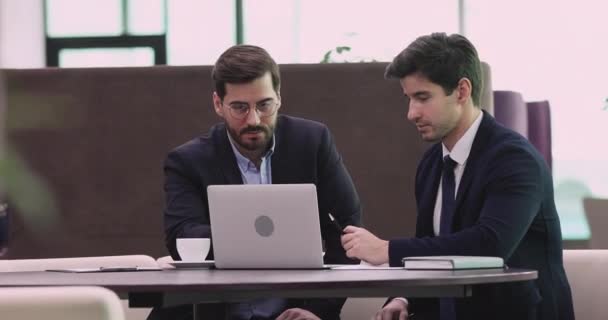 Empresario mostrando presentación consultoría negocio inversor cliente — Vídeo de stock