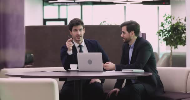 Due amichevoli colleghi uomini d'affari team discutono l'idea di startup online — Video Stock
