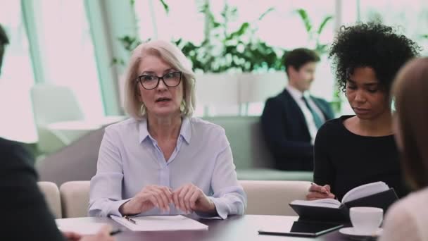 Pelatih pengusaha wanita profesional dewasa yang percaya diri mengajar orang-orang tim yang beragam — Stok Video