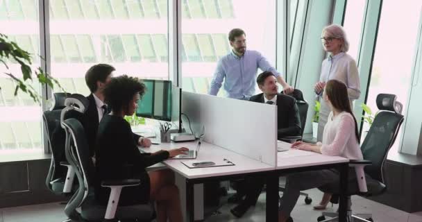 Equipe de negócios super alegre e mentor mais velho celebram grande realização profissional — Vídeo de Stock