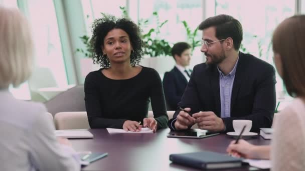 Diversos representantes de empresas profissionais consultando clientes em reunião de grupo — Vídeo de Stock