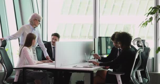 現代のオフィスでコンピュータを扱う多様なビジネス人グループ — ストック動画