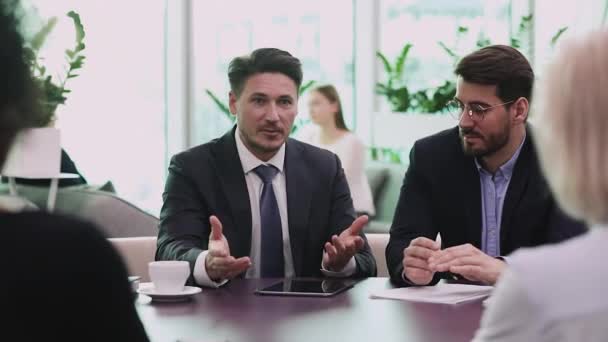 Selbstbewusster Geschäftsmann im Anzug verhandelt bei Treffen mit Partnern — Stockvideo