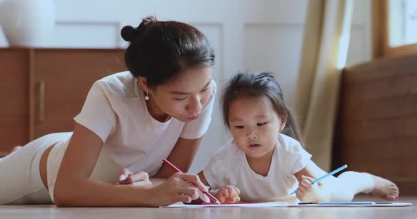 Cuidando asiático mãe ajudando criança filha desenho quadro com lápis — Vídeo de Stock