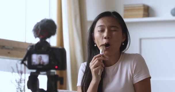 Chica asiática belleza blogger registro de maquillaje tutorial en cámara digital — Vídeos de Stock