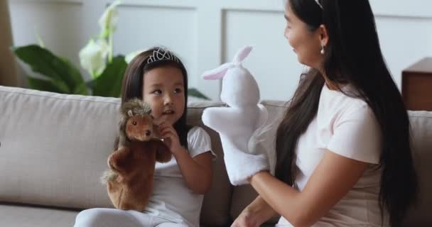 Счастливая азиатская мама и дочь играют в кукольные игрушки — стоковое видео