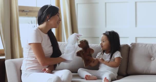 Schattig aziatisch kind meisje dragen kroon spelen poppen met moeder — Stockvideo