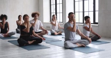 İnsanlar Ajna çakrasına dokunur. Birlikte meditasyon yaparken üçüncü gözünü açar.