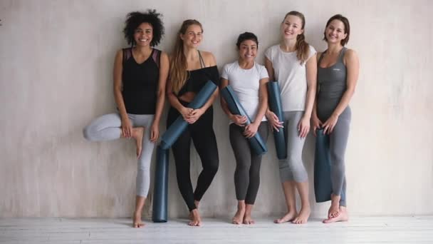 Pięć pięknych jogini multi-etniczne dziewczyny w odzieży sportowej gospodarstwa maty — Wideo stockowe