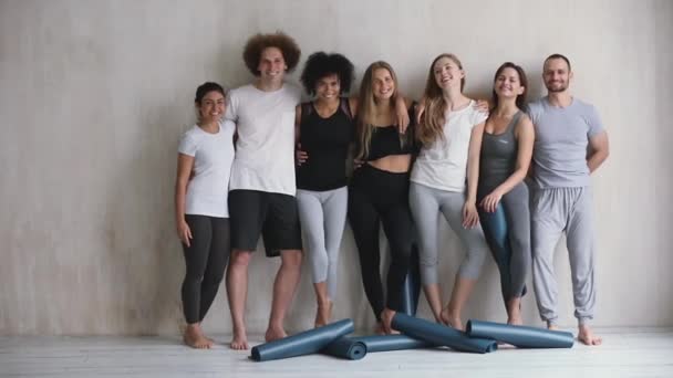 Multietnické dívky a kluci objímající odpočinek po cvičení — Stock video