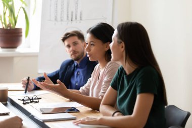 Grup toplantısında Afrikalı etnik grupların liderlerini dinleyen iş adamları