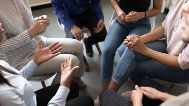 Kurumsal takım oluşturma veya rehabilitasyon etkinliğine katılan kişiler