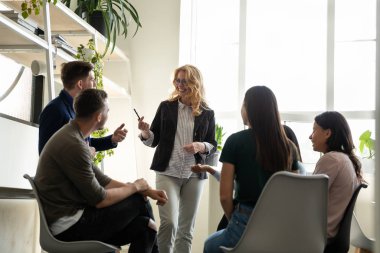 İş kadını ve genç çok ırklı personel kurumsal eğitime katılıyor.