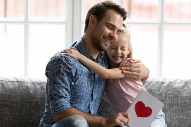 Küçük kız doğum günü sürprizi yap Mutlu babayı selamla