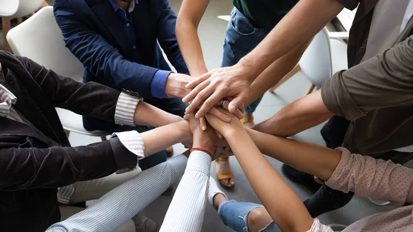 Mains vue du dessus empilées ensemble comme symbole de l'esprit d'équipe — Photo