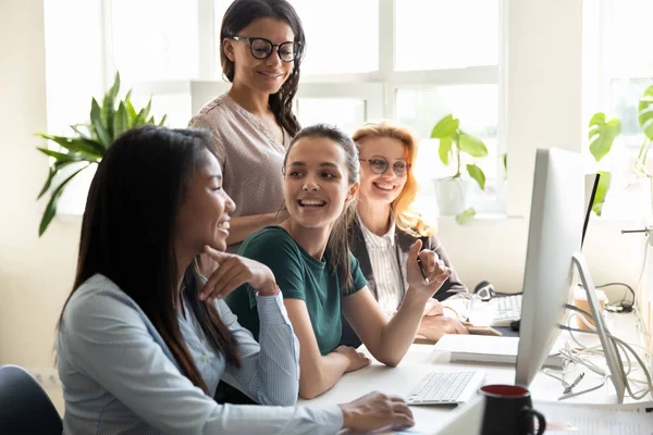 Multiethnic coworkers enjoy break having fun chatting sitting at desk — Stock Photo, Image