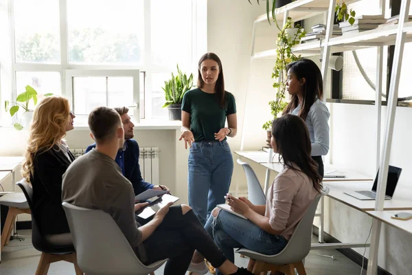 Diverse office workers listens team leader at group meeting — Stock Photo, Image