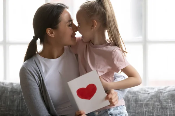 Söt liten dotter hälsning mamma med handgjorda vykort — Stockfoto