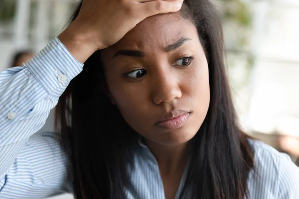 Крупним планом обличчя африканської жінки відчуває стрес на роботі — стокове фото