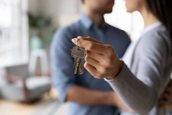 Giovane coppia abbraccio mostra le chiavi della casa che si muovono insieme — Foto Stock