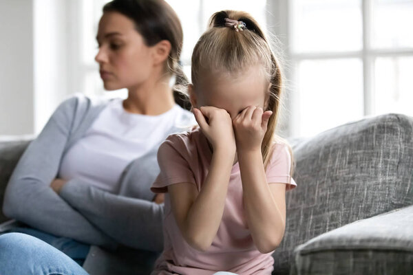 Обиделся маленькая девочка и мама не разговаривают после боя
