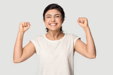 Bin yıllık öforik Hintli kız yumruklarını sıktı ve evet hareketi yaptı..