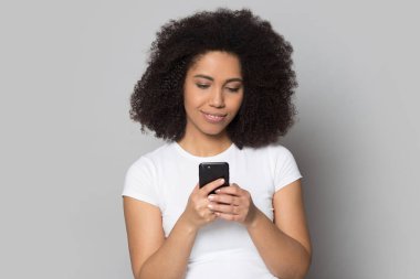 Mobil alışveriş uygulaması kullanan Afro-Amerikan genç bayan..