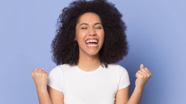 Yakın çekim portresi mutlu mutlu Afro-Amerikan.