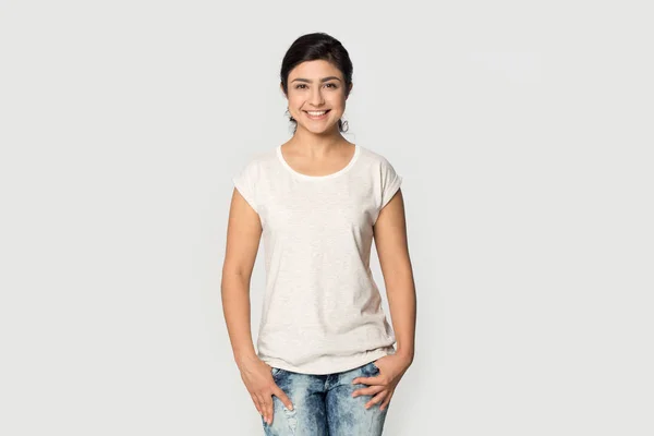 Indien millenial confiant femme portant blanc maquette t-shirt . — Photo