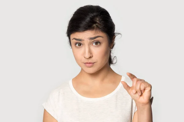 Upset millennial indian ethnicity girl showing small size. — Stock Photo, Image
