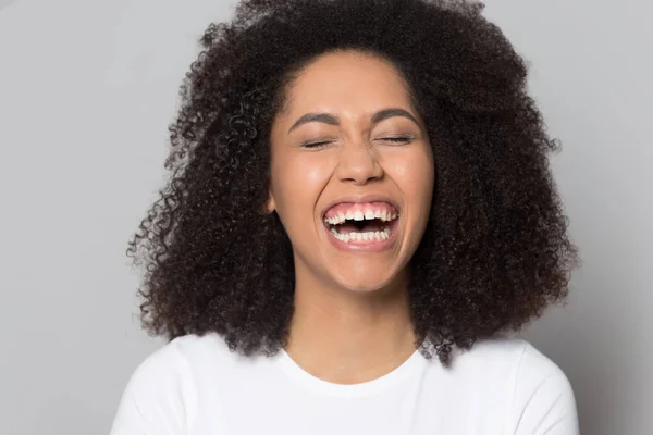 Giovane donna afro-americana felicissima che ride allo scherzo . — Foto Stock