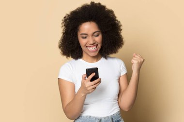 Öforik mutlu Afrikalı Amerikalı genç kız kazanan bildiriyi aldı..