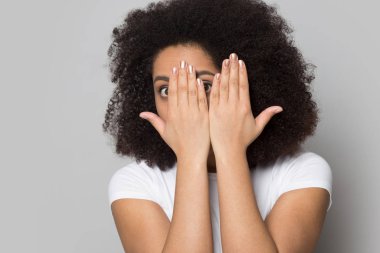 Stresli endişeli Afrikalı Amerikalı genç bayan kontrolden çıkıyor..