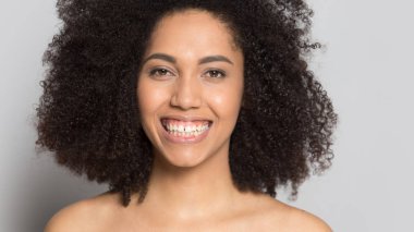 Mükemmel bir yüz resmi olan, gülümseyen Afrikalı Amerikalı kadın..