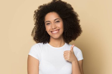 Afro-Amerikalı genç bir bayan baş parmak hareketi yapıyor..