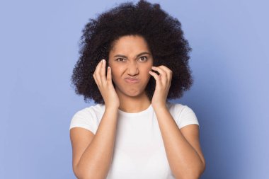 Sinirli Afro-Amerikan milenyum bayanı nahoş sesten muzdarip..