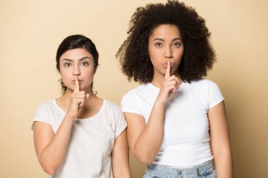 Gizemli çok ırklı bayan arkadaşlar sessiz jest yapıyorlar..