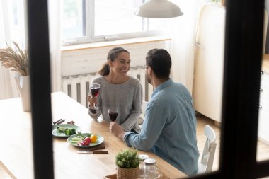 Neşeli romantik genç eş evde özel bir etkinliği kutluyor.