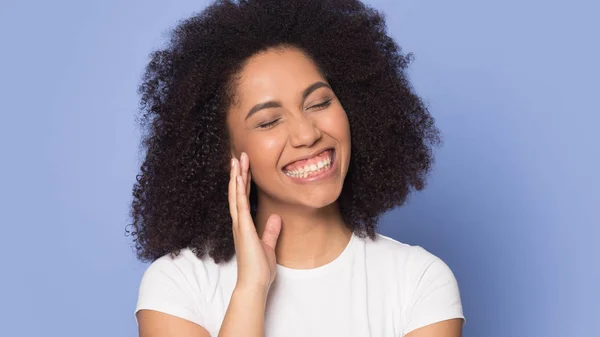 Happy smiling african american young lady holding hand near ear. — Stock Photo, Image