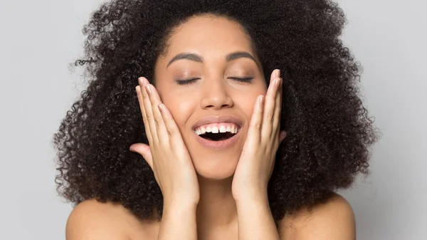 Smiling african american woman touching smooth cheeks. — Stock Photo, Image