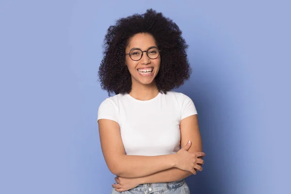 Självsäker glad afrikansk ung kvinna klädd i glasögon. — Stockfoto