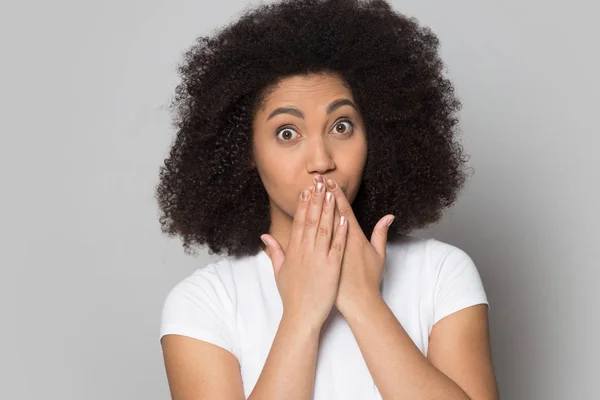 Surprised millennial african americam lady covering mouth with hands. — Stock Photo, Image