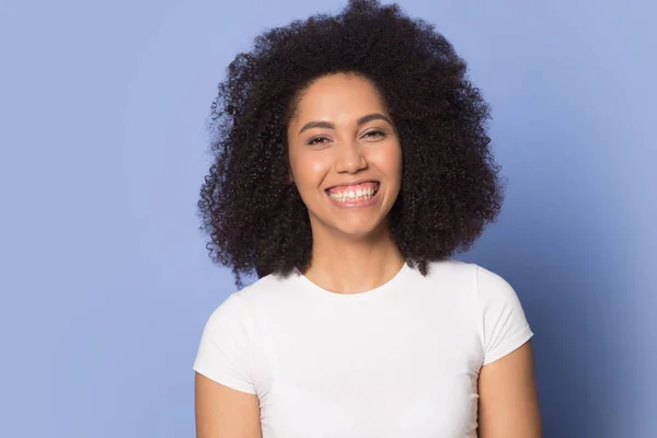 Leende glad attraktiv afrikansk tusenårig dam känner sig överlycklig. — Stockfoto