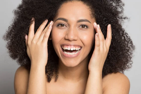 Overlykkelig, afroamerikansk ung kvinne fornøyd med etterlignete rynker borte. . – stockfoto