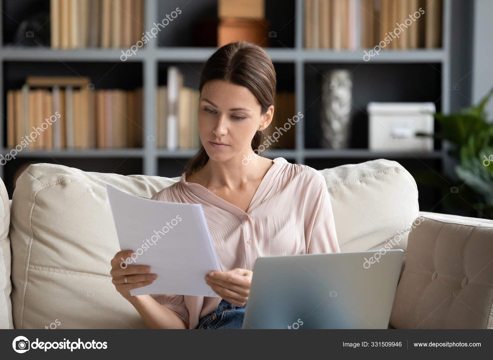 Need to модальный глагол. Крутой подросток. Девушка занимается спортом в зале. После need инфинитив или ing. Девушка и фитнес.